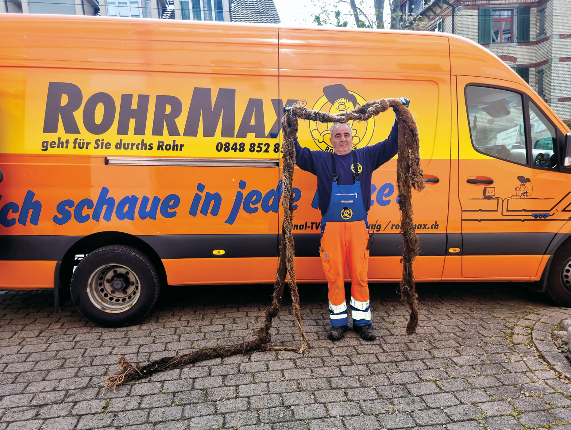 I tubi di drenaggio e di raccolta dell'acqua piovana raccolgono l'acqua piovana e quella del terreno...